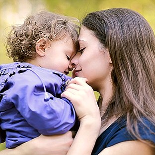 Sakin sakin sarılıp dans ederken